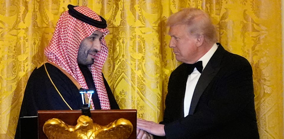 טראמפ ובן סילמאן לוחצים ידיים בארוחה שהתקיימה הלילה בבית הלבן / צילום: ap, Alex Brandon