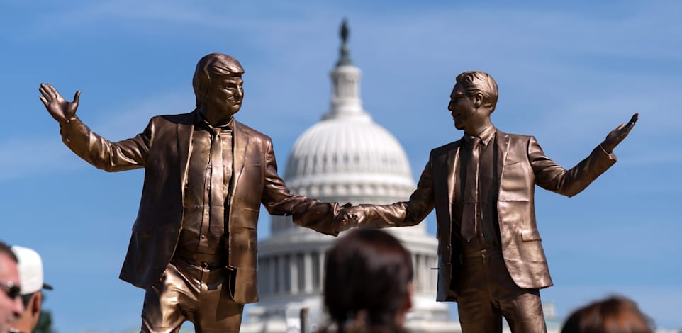 מיצב אמנות המציג את הנשיא דונלד טראמפ וג'פרי אפשטיין מחזיקים ידיים, המוצב סמוך לקפיטול / צילום: ap, Jose Luis Magana
