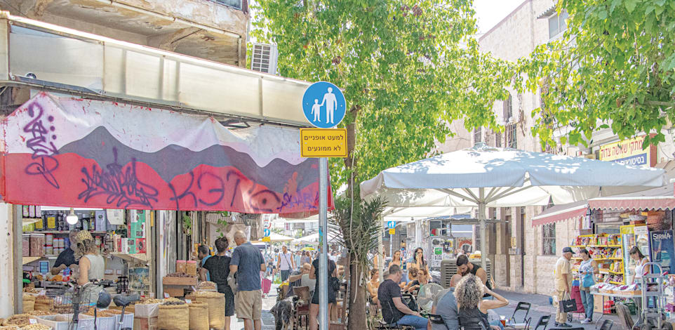 רחוב בתל אביב. ''כל בעל מקצוע חושב על החלק שלו, יועץ אשפה רוצה מקום למשאיות'' / צילום: Shutterstock