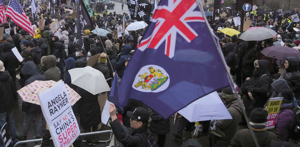 מתנגדים בריטים מפגינים מול הבניין המיועד להקמת השגרירות / צילום: ap, Kin Cheung