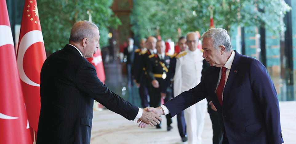 מנסור יבאש, ראש עיריית אנקרה (מימין), עם הנשיא ארדואן / צילום: Reuters, Anadolu