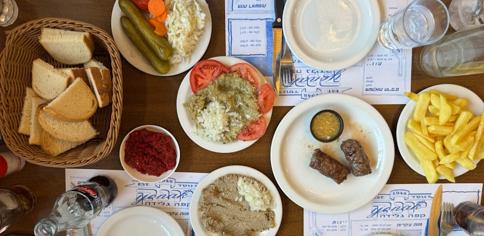 ארוחה בקפה גלידה יונק / צילום: קרן שביט