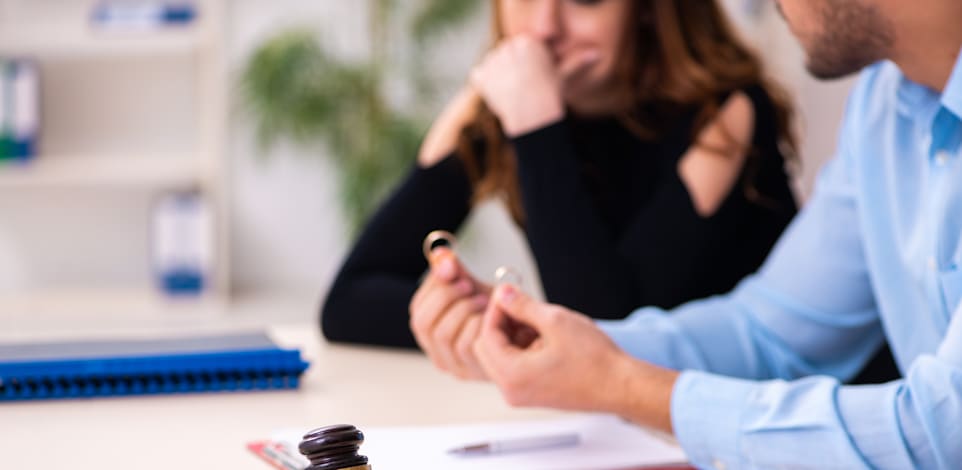 בני זוג חויבו להחזיר מיליונים למאהב / צילום: Shutterstock