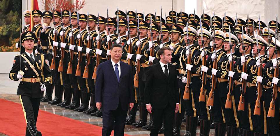 מקרון לצד נשיא סין שי ג'ינפינג, בביקור בבייג'ינג השבוע / צילום: ap, Adek Berry