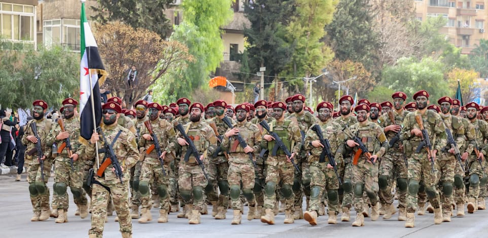 מצעד צבאי לציון יום השנה הראשון לחילוף משטר אסד / צילום: Reuters, Mohammad Daher/NurPhoto