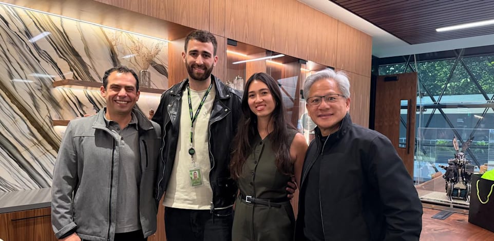 ג'נסן האונג, מנכ''ל ומייסד אנבידיה, ועמית קריג, מנהל מרכז הפיתוח בישראל, במפגש עם אבינתן אור ונועה ארגמני