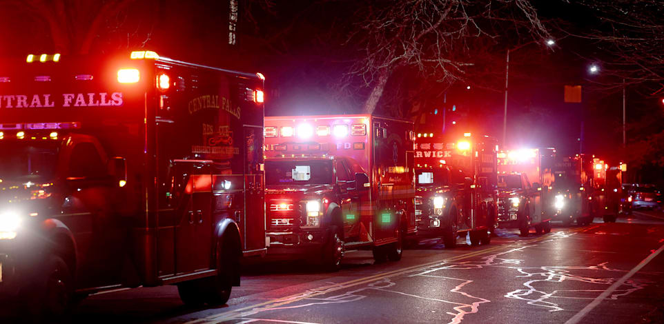 אמבולנסים בדרך לאוניברסיטת בראון לאחר אירוע הירי / צילום: ap, Mark Stockwell