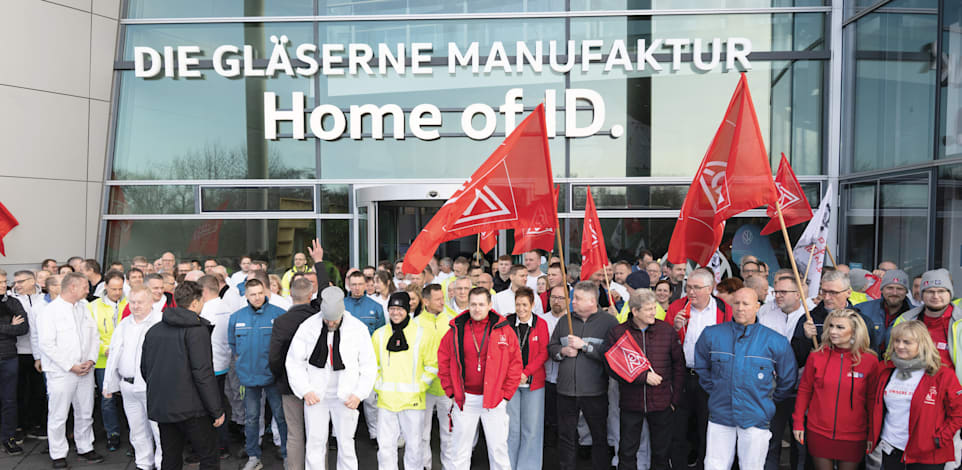 צפוי להיסגר בסוף השנה: הפגנה מחוץ למפעל פולקסווגן / צילום: Reuters, Sebastian Kahnert