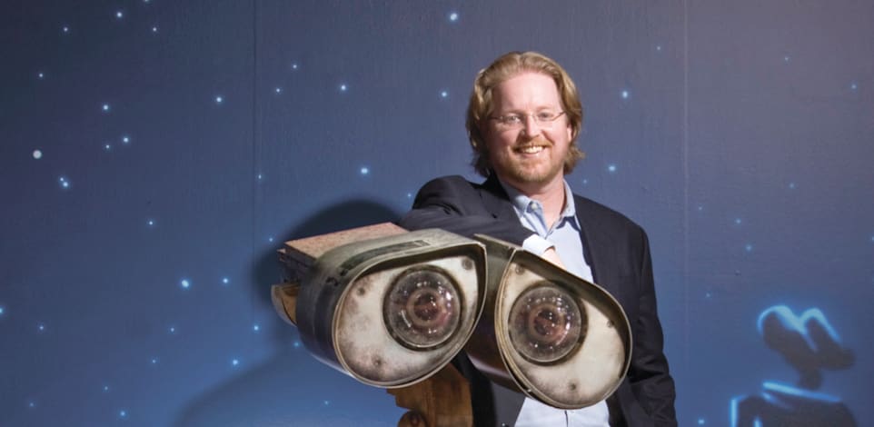 אנדרו סטנטון ודמותו של וול-E. ''נתיב אחר לגמרי בכביש המהיר'' / צילום: Reuters, Martin Klimek