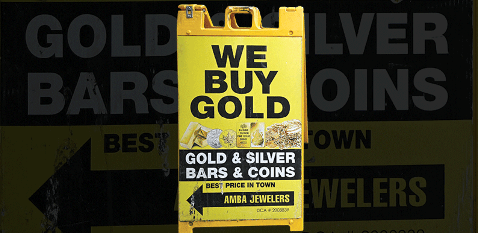 שלט של חנות שקונה זהב וכסף בניו יורק / צילום: Reuters, Anthony Behar