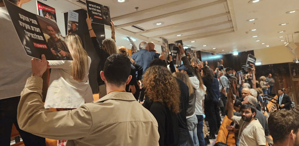 המשפחות השכולות מפנות את גבן לשר שקלי / צילום: מועצת אוקטובר