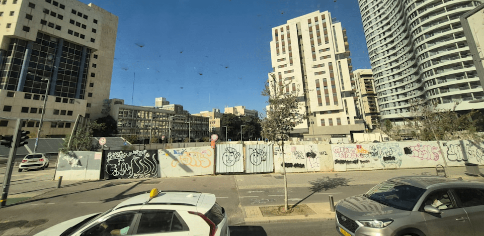 המקום שבו עמד בעבר בית מעריב וייבנה בו המגדל החדש / צילום: דרור מרמור