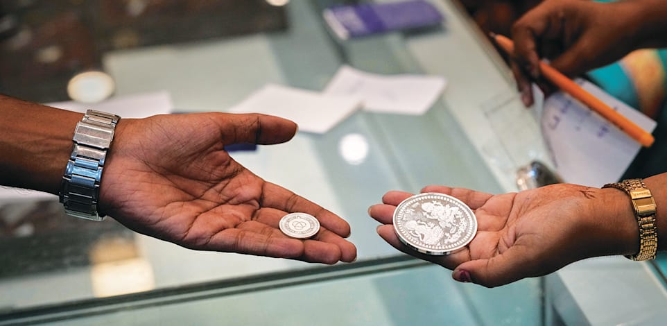 מסחר פיזי בכסף בהודו / צילום: ap, Anupam Nath