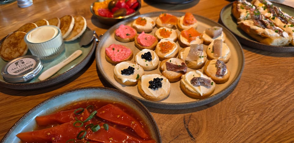 מנות קוויאר  ב–Ocean Star / צילום: שני הלוי