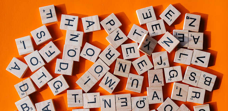 מהי מילת השנה באנגלית שבחר מילון אוקספורד ל־2025? / צילום: Shutterstock