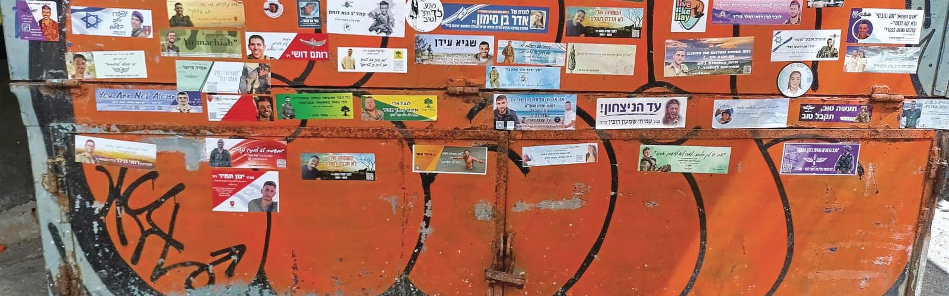 סטיקרים של הנצחה בשוק הכרמל בתל אביב / צילום: מיטל שטדלר