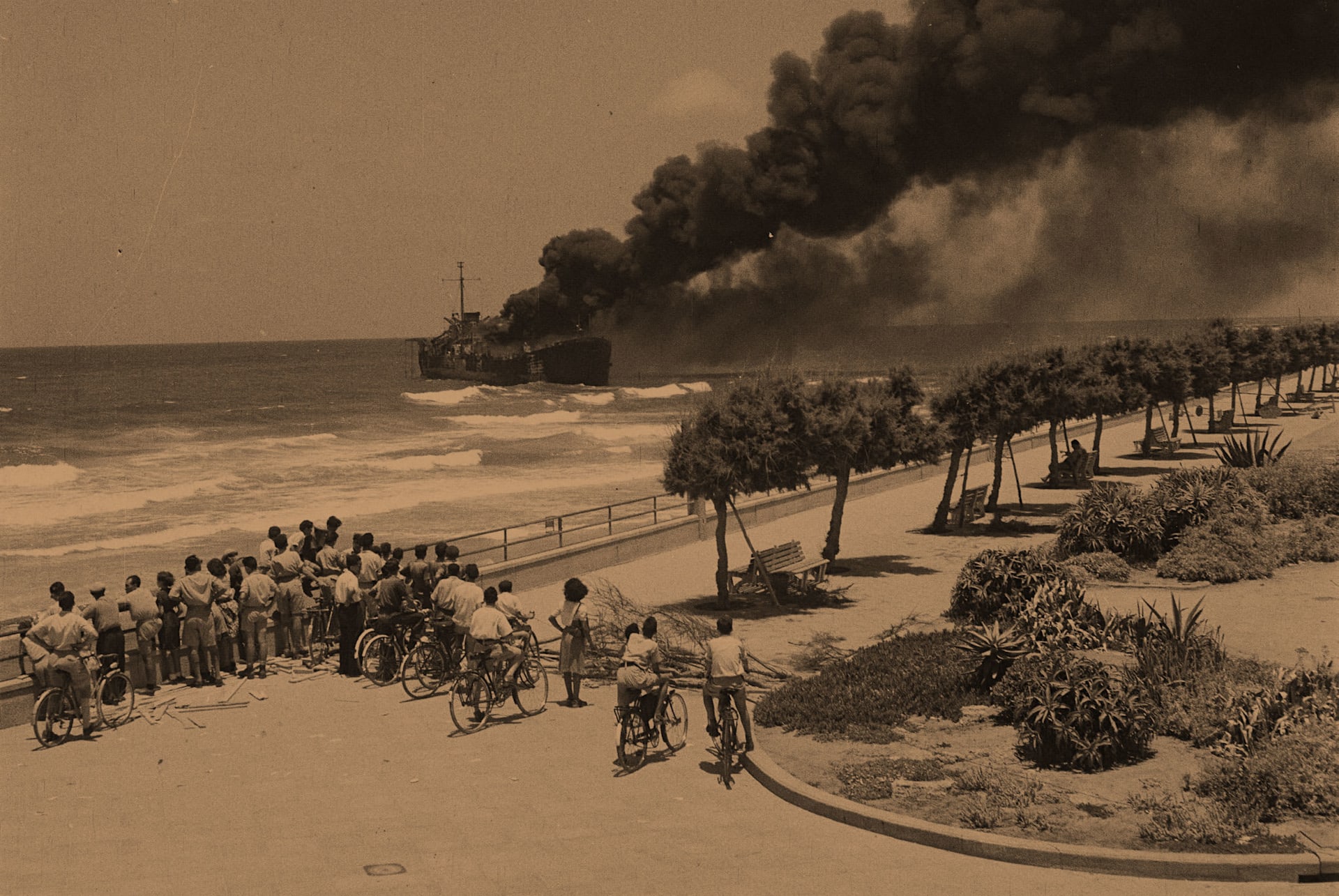 אלטלנה עולה באש, 1948 / צילום: הנס חיים פין, לע''מ