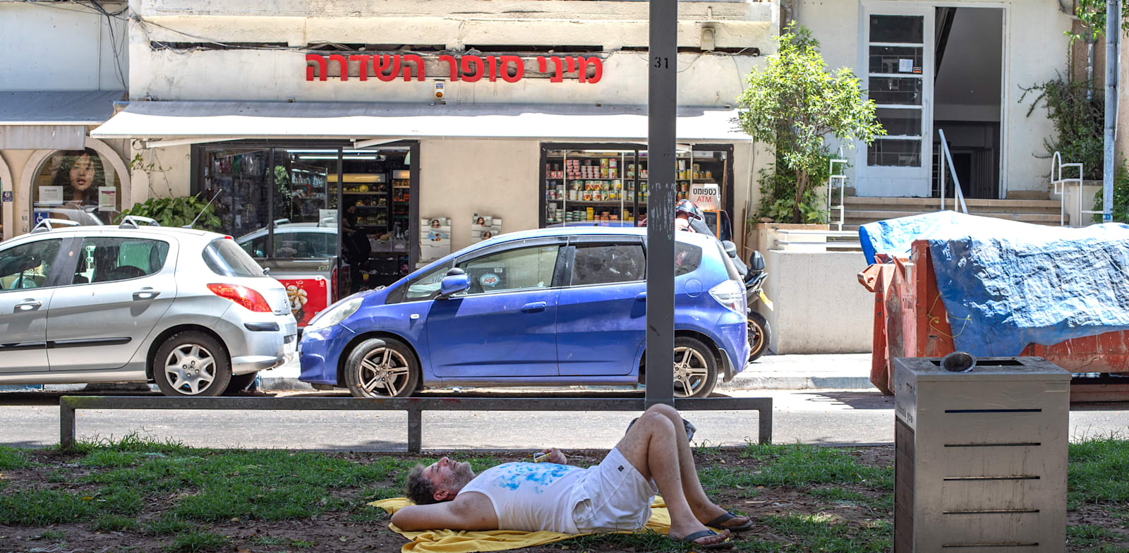 צעיר ישראלי בשדרה בתקופת אבטלה / צילום: כדיה לוי