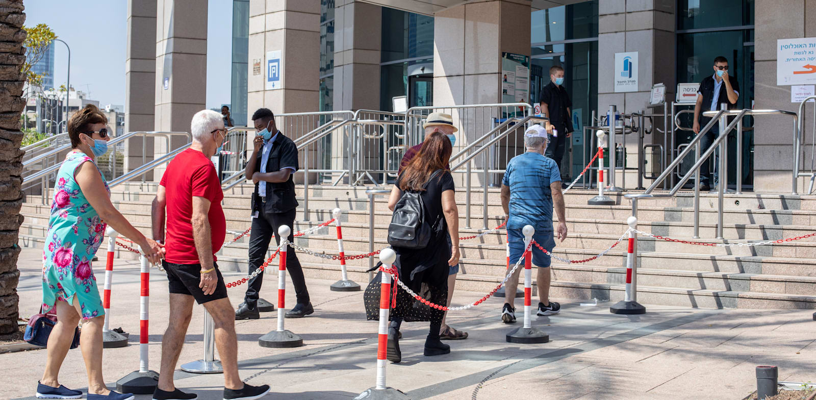 בדרך ללשכת האבטלה. לא ברור כמה מהיוצאים לחל"ת יחזרו למעגל העבודה / צילום: כדיה לוי