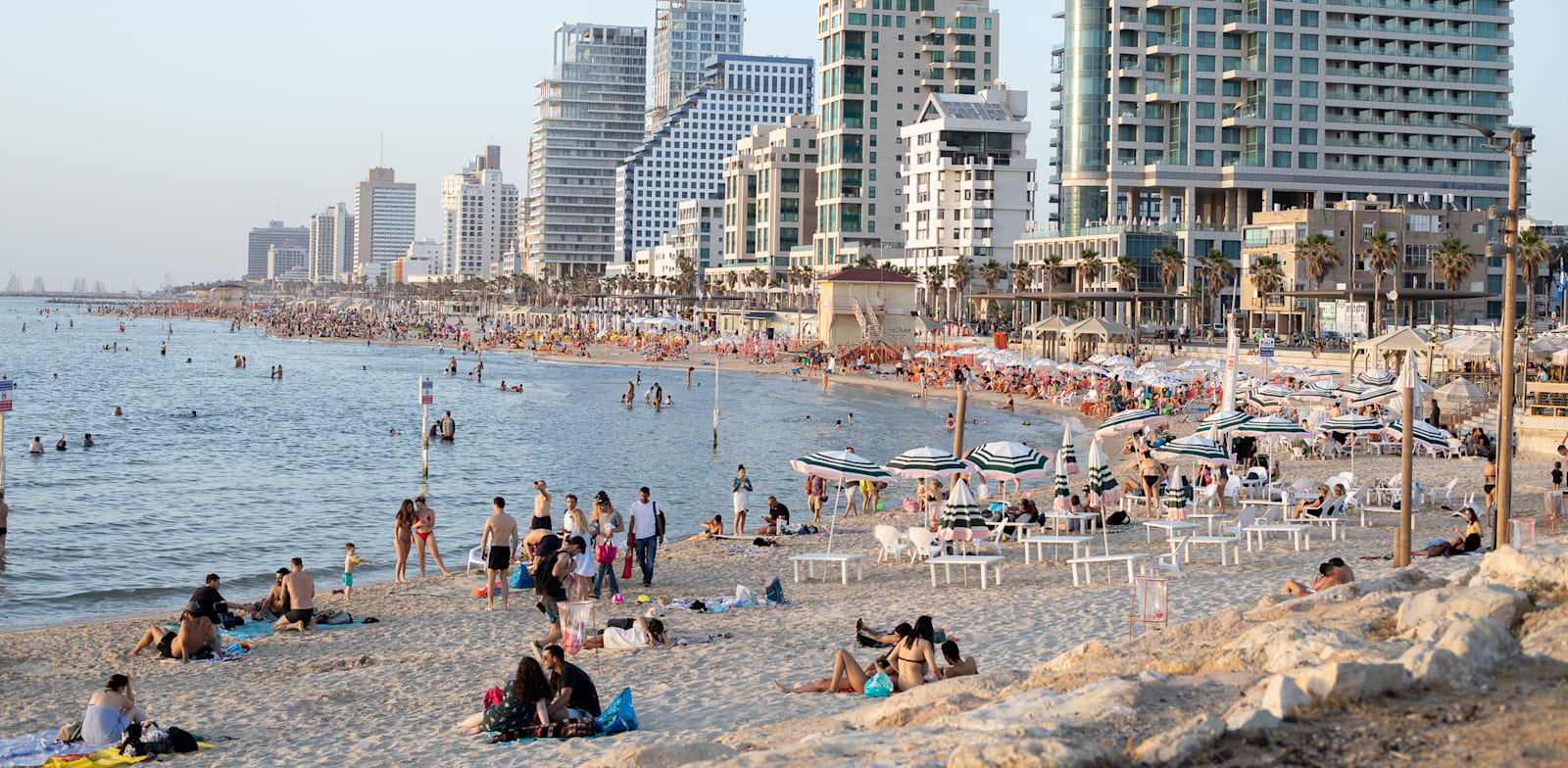 חוף הים בתל אביב. הישראלים הם מהמאושרים בעולם / צילום: כדיה לוי