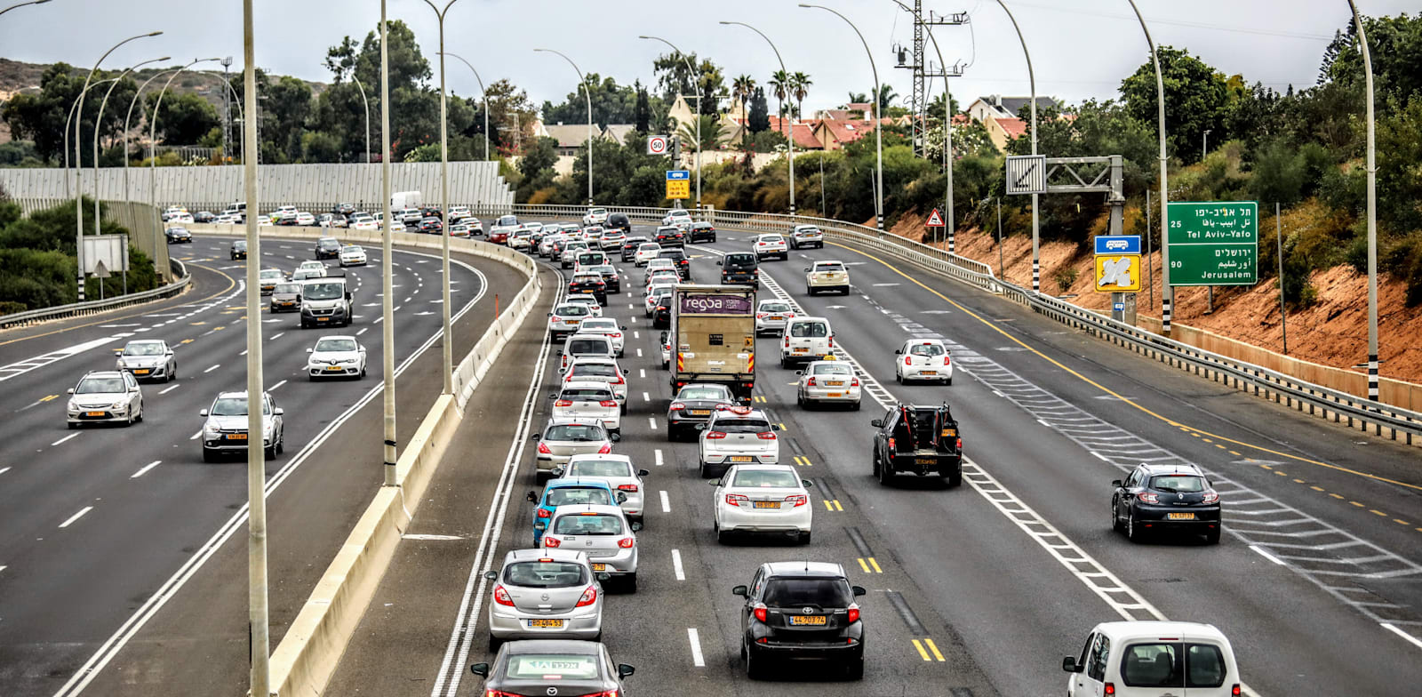 פקק ליד נתניה. בחמשת החודשים הראשונים של 2021 נוספו לכבישי ישראל כ-152 אלף כלי רכב / צילום: שלומי יוסף