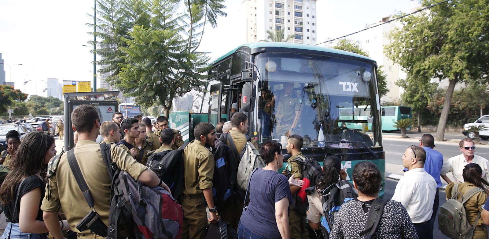 חיילים בדרך לאוטובוס / צילום: מגד גוזני, וואלה! NEWS
