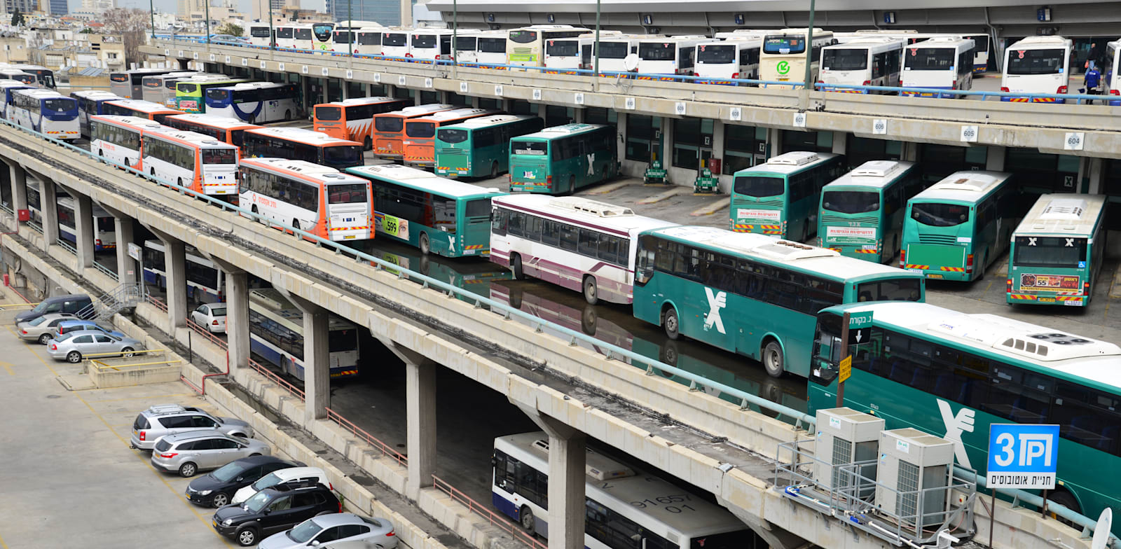 אוטובוסים בתחנה המרכזית בתל אביב / צילום: תמר מצפי