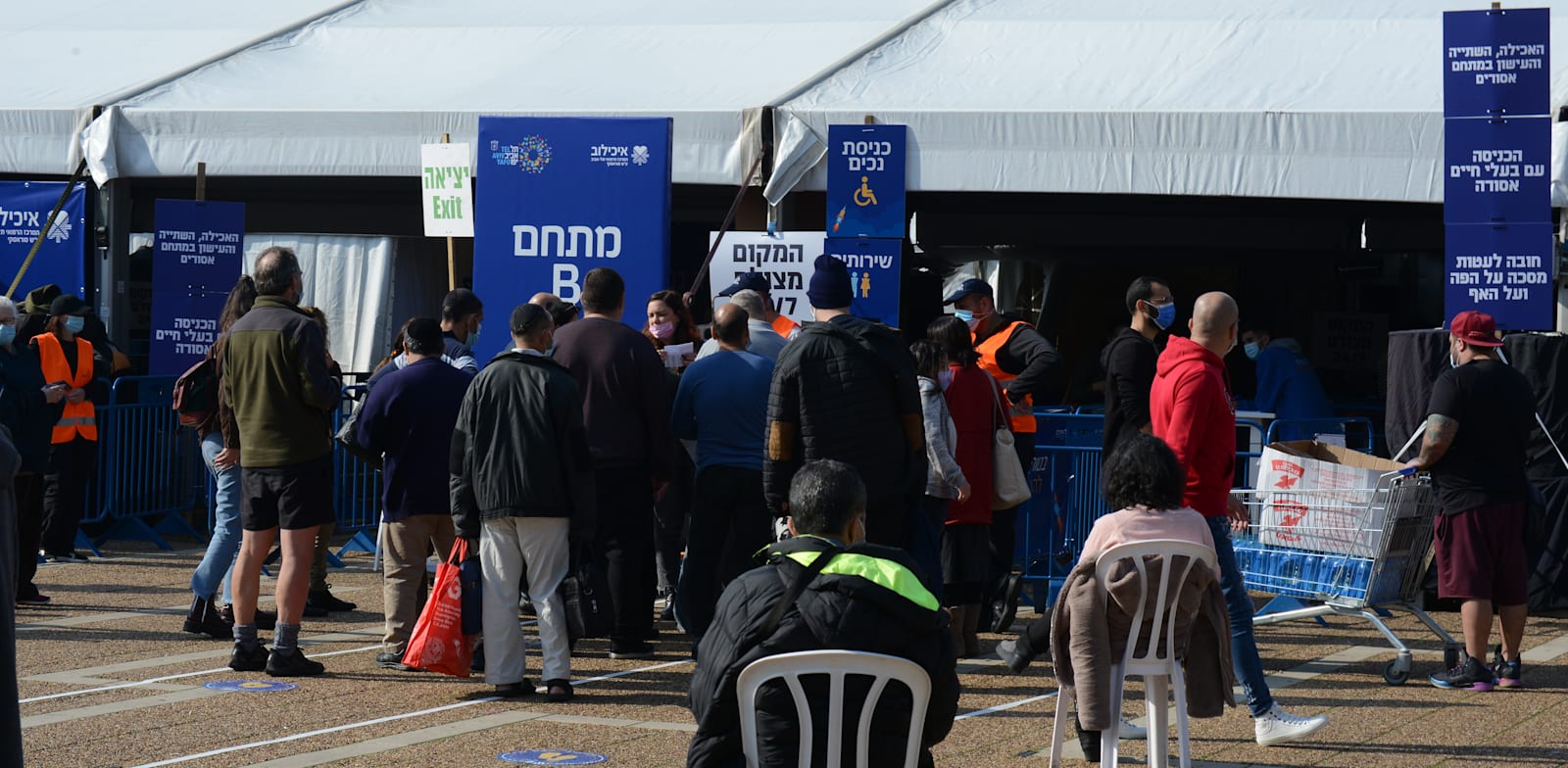 מתחסנים לקורונה בכיכר רבין בתל אביב / צילום: איל יצהר