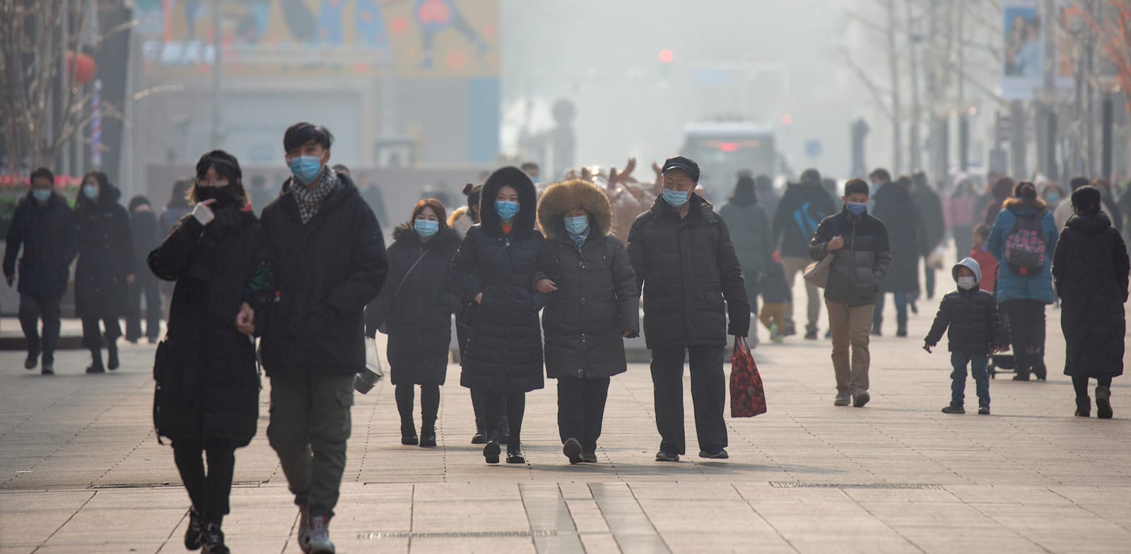 סין חזרה לשגרה ומשכה השקעות זרות, בעוד העולם עדיין מתמודד חולי ומוות, סגרים ועסקים קורסים / צילום: Associated Press, Mark Schiefelbein