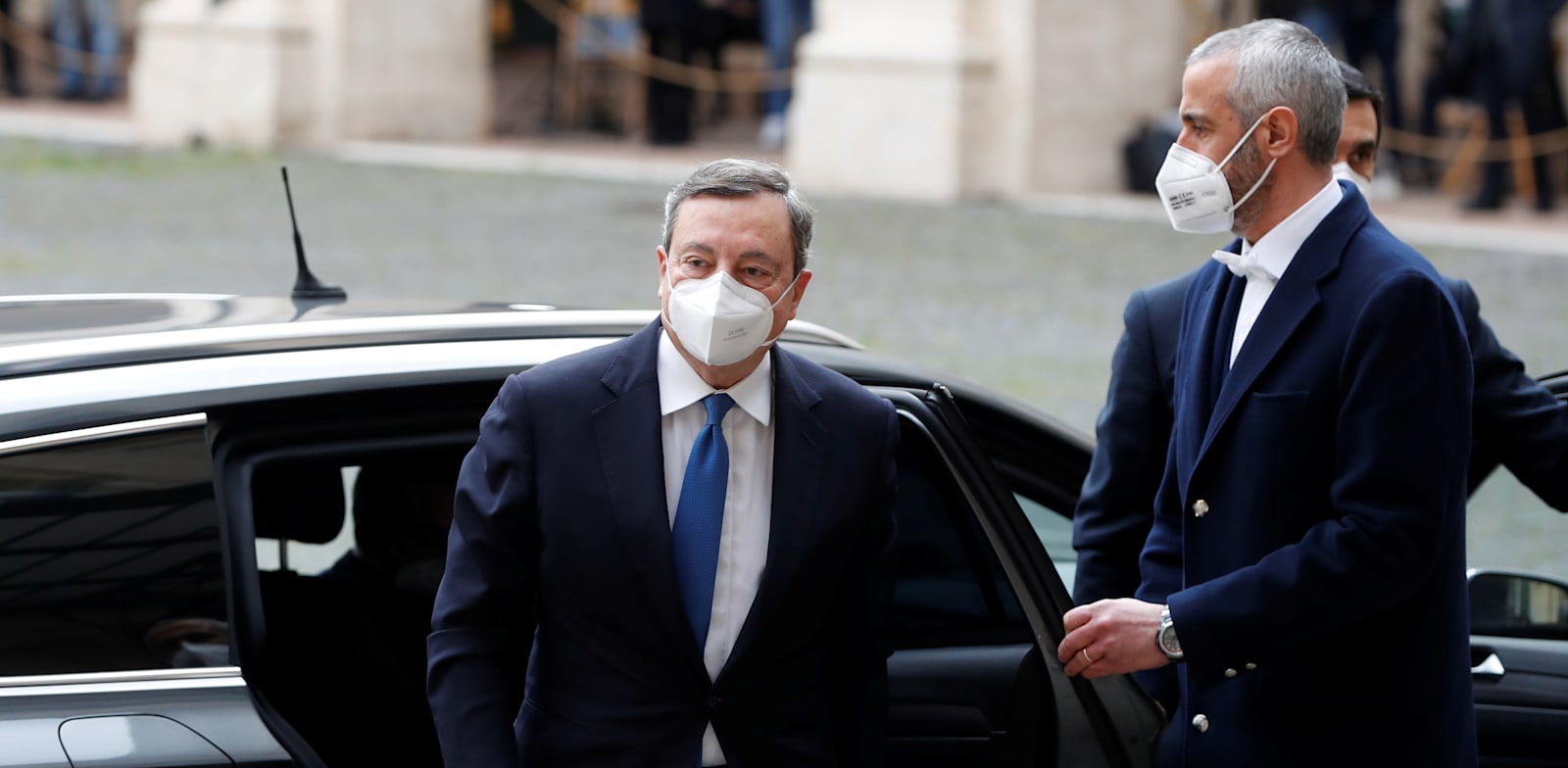 מאריו דראגי (משמאל), ראש ממשלה איטליה המיועד, מגיע לפגישה עם סרג'יו מאטארלה הנשיא / צילום: Reuters, Yara Nardi