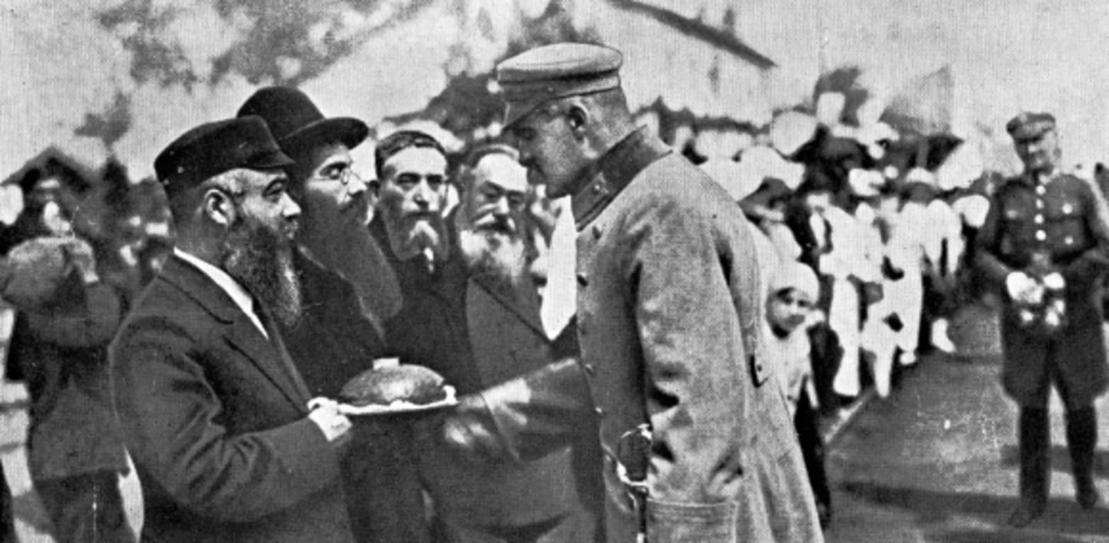 זקני הקהילה היהודית הקטנה של דנבלין מקבלים את פני מייסד פולין החדשה והגיבור הלאומי שלה יוזף פילסודסקי, 1920 / צילום: מתוך ויקיפדיה