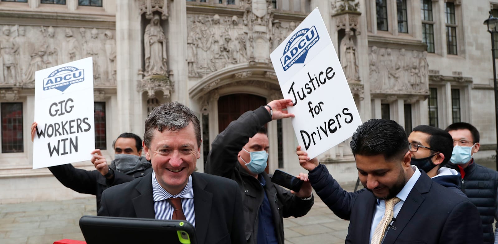 נהגי אובר, שחברים באיגוד "נהגי ושליחי אפליקציות", חוגגים לאחר החלטת בית המשפט העליון / צילום: Associated Press, Frank Augstein