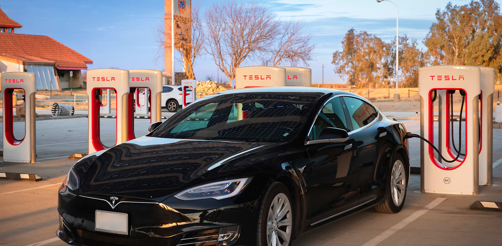 טסלה. העלייה במספר הרכבים החשמליים (140%) גורמת לעלייה בביקוש לחשמל / צילום: Shutterstock