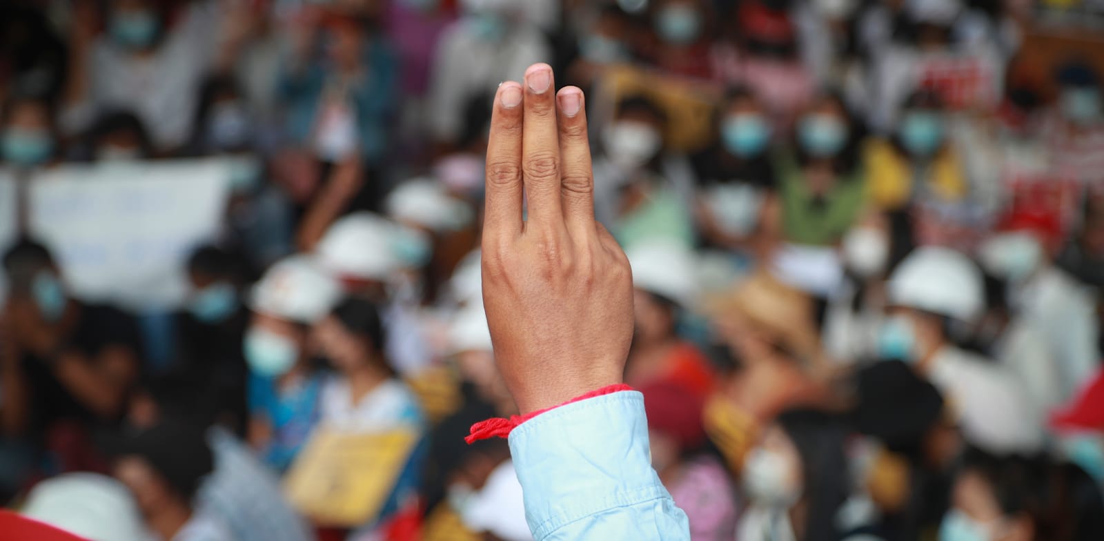 מפגינים באסיה מצדיעים עם שלוש אצבעות כמו ב"משחקי הרעב" / צילום: Associated Press