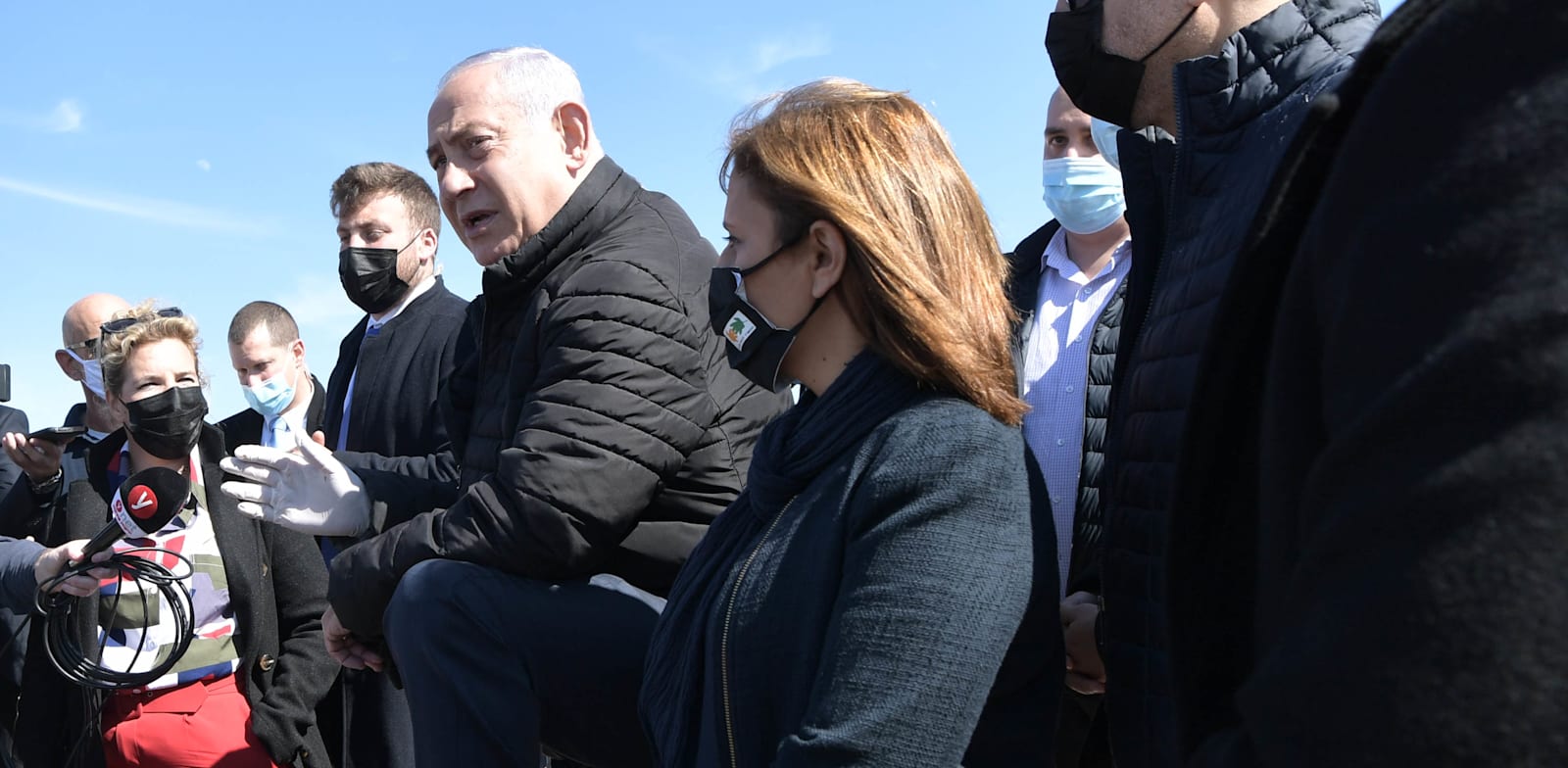 ראש הממשלה בנימין נתניהו והשרה להגנת הסביבה גילה גמליאל בחוף ים באשדוד בעקבות דליפת הנפט שגרמה לזיהום בחופי הארץ / צילום: קובי גדעון, לע"מ