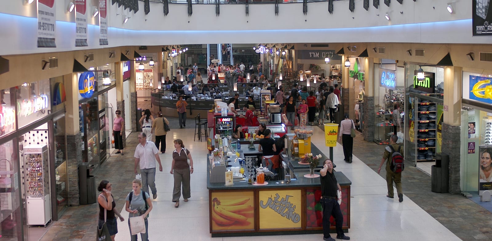 קניון. הביגוד וההנעלה נעשים באופן קבוע זולים יותר לאורך זמן / צילום: אייל פישר