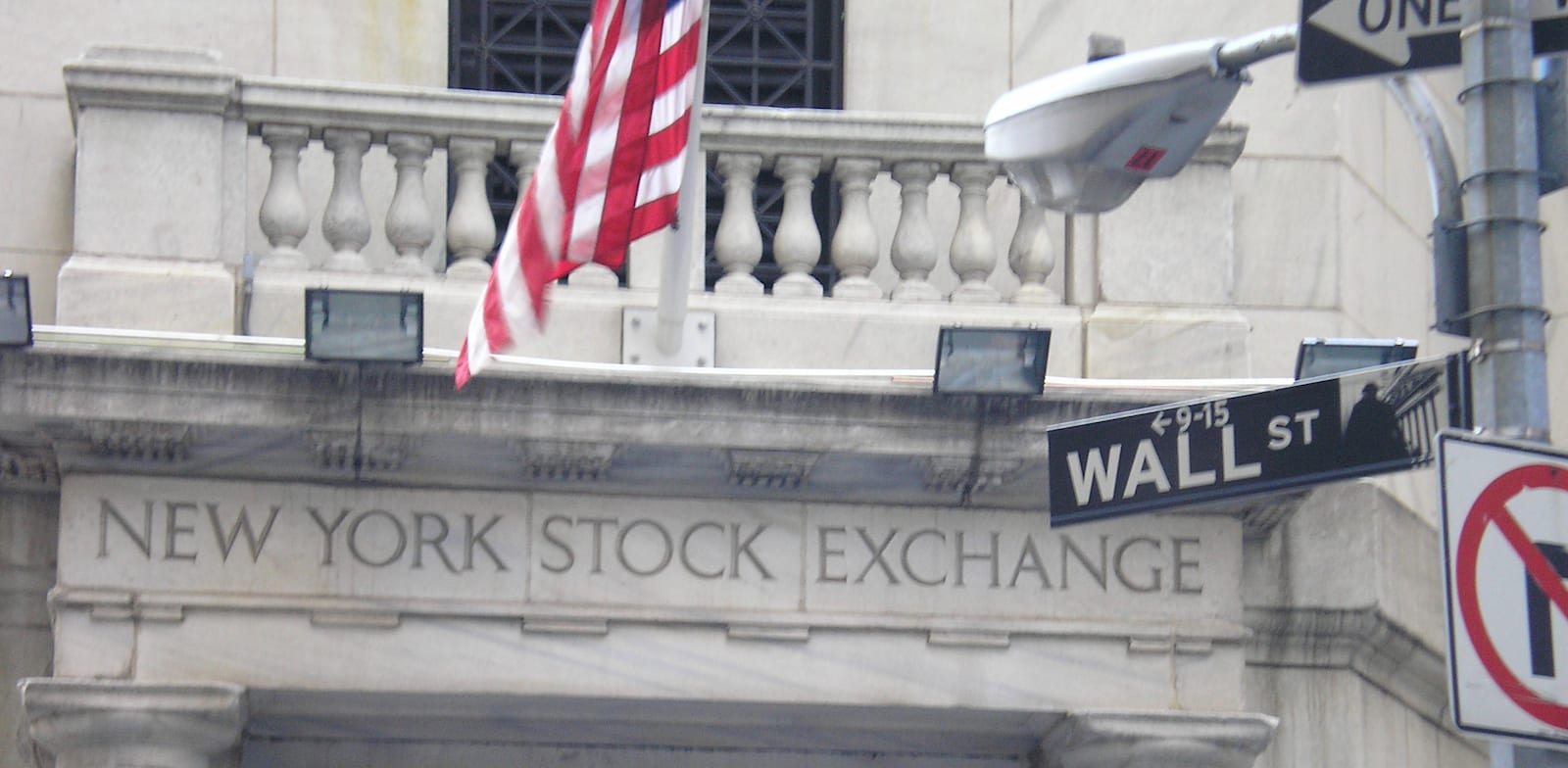 שלט רחוב וול סטריט והכניסה לבורסת NYSE בניו יורק / צילום: עוזי בלומר