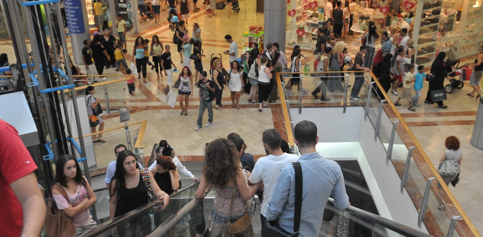 אנשים עושים קניות בקניון עזריאלי / צילום: תמר מצפי