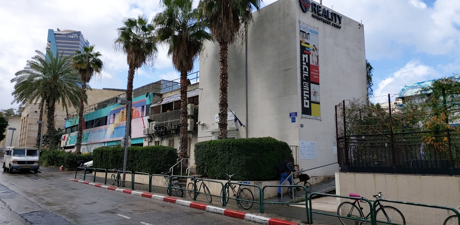 מתחם בזק ברחוב אברהם לינקולן פינת סעדיה הגאון / צילום: איל יצהר