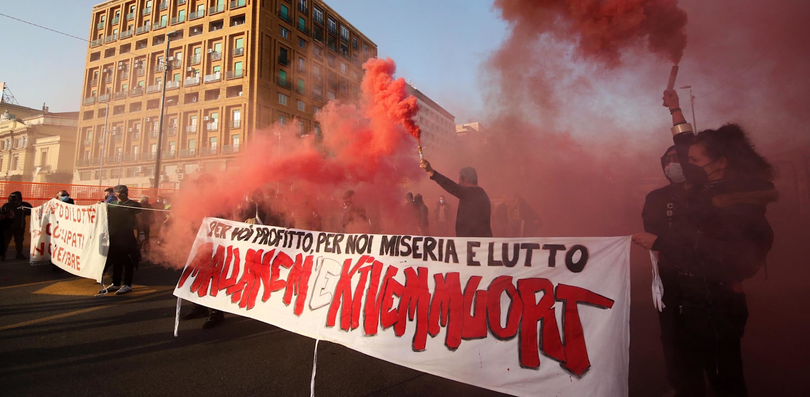 הפגנה נגד פיטורים ברחובות נאפולי איטליה. למרות האבטלה הגבוהה, אופטימיות זהירה / צילום: Reuters, IPA