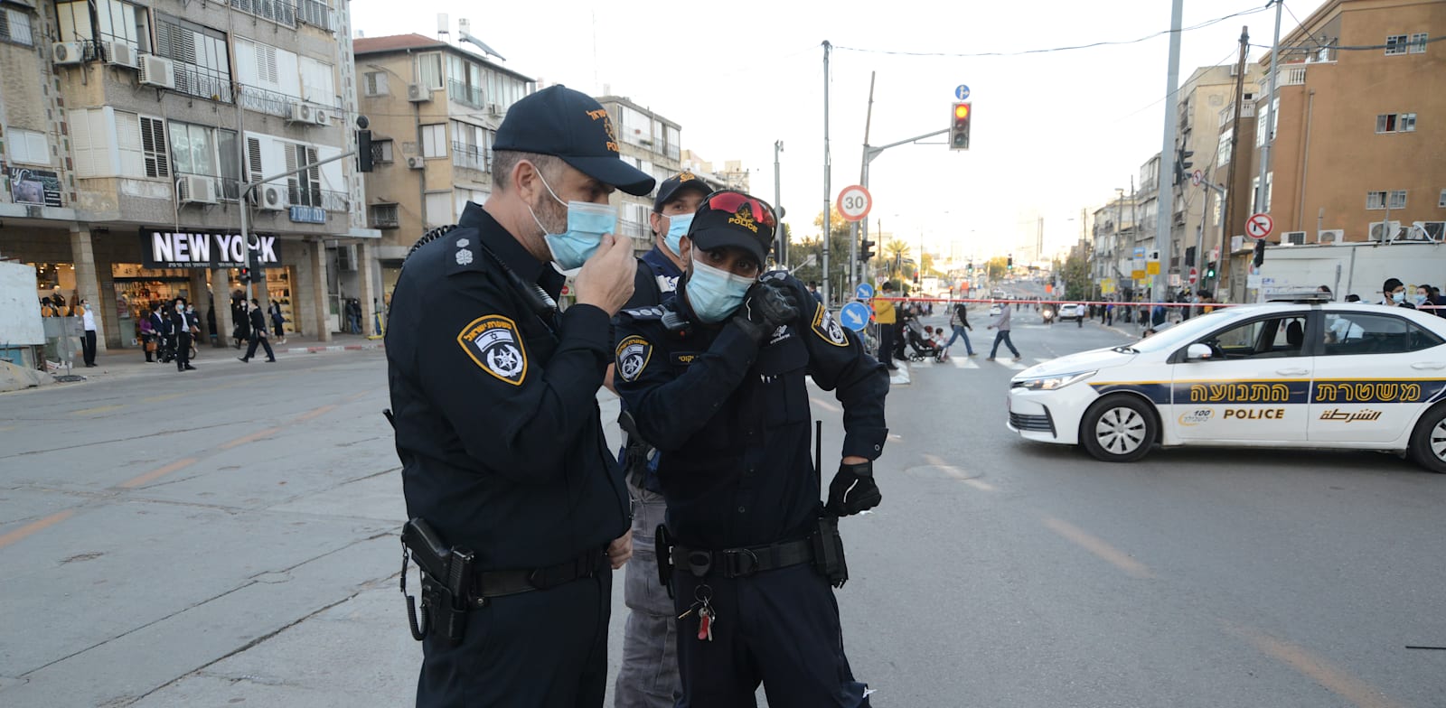 שוטרים בזמן הפגנה בבני ברק / צילום: איל יצהר