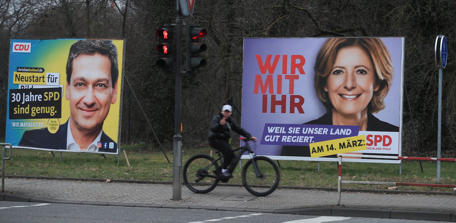 שלטי בחירות של מנהיגת ה-SPD מאלו דרייר והמועמד מטעם ה-CDU כריסטיאן בלדאוף בנויוויד בגרמניה / צילום: Reuters, Wolfgang Rattay