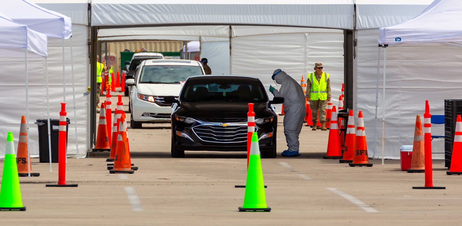 מתחם "היבדק וסע" בפלורידה. לשמור על ריחוק חברתי / צילום: Shutterstock