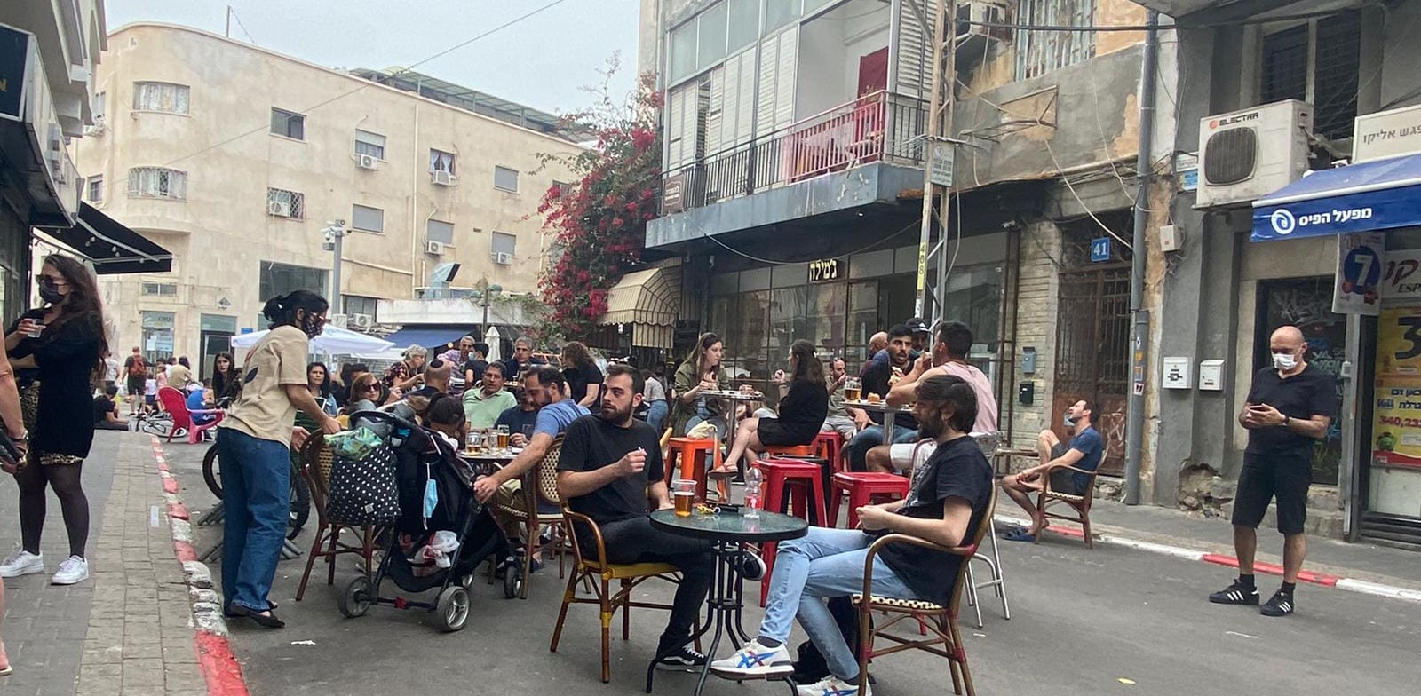שוק לוינסקי בתל אביב מלא מבקרים / צילום: מיכל רז חיימוביץ