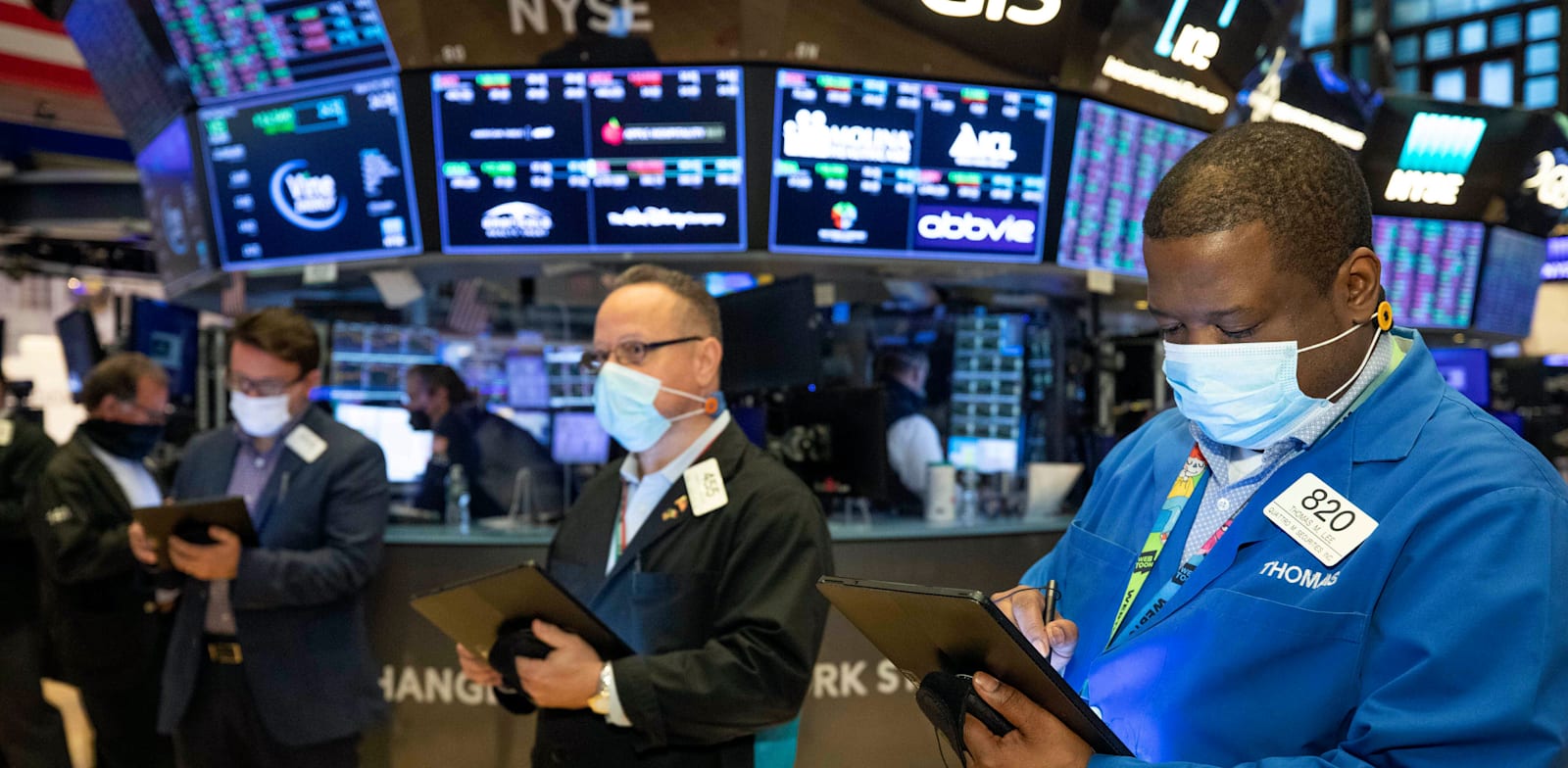 סוחרים בוול סטריט עוקבים אחרי הנעשה במדדים / צילום: Associated Press, Colin Ziemer/New York Stock Exchange