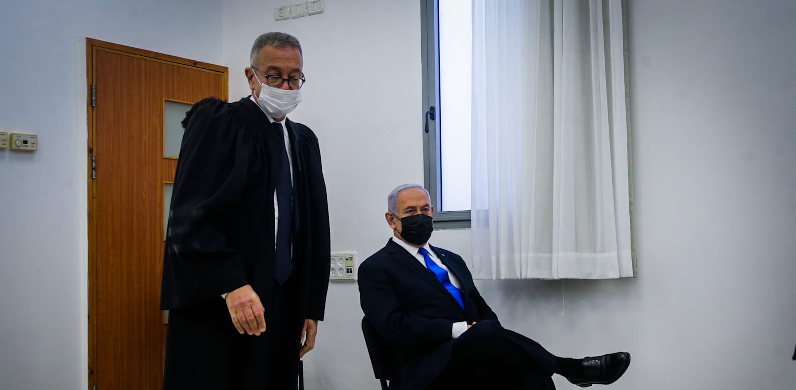 בנימין נתניהו עם פרקליטו, עו"ד בעז בן-צור, במשפט היום / צילום: אורן בן חקון
