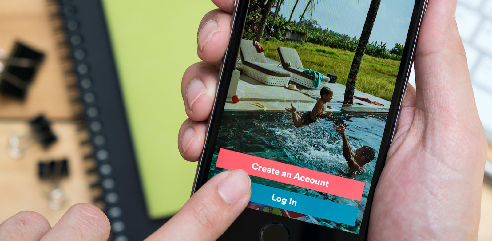 הזמנת דירה ב- Airbnb / צילום: Shutterstock