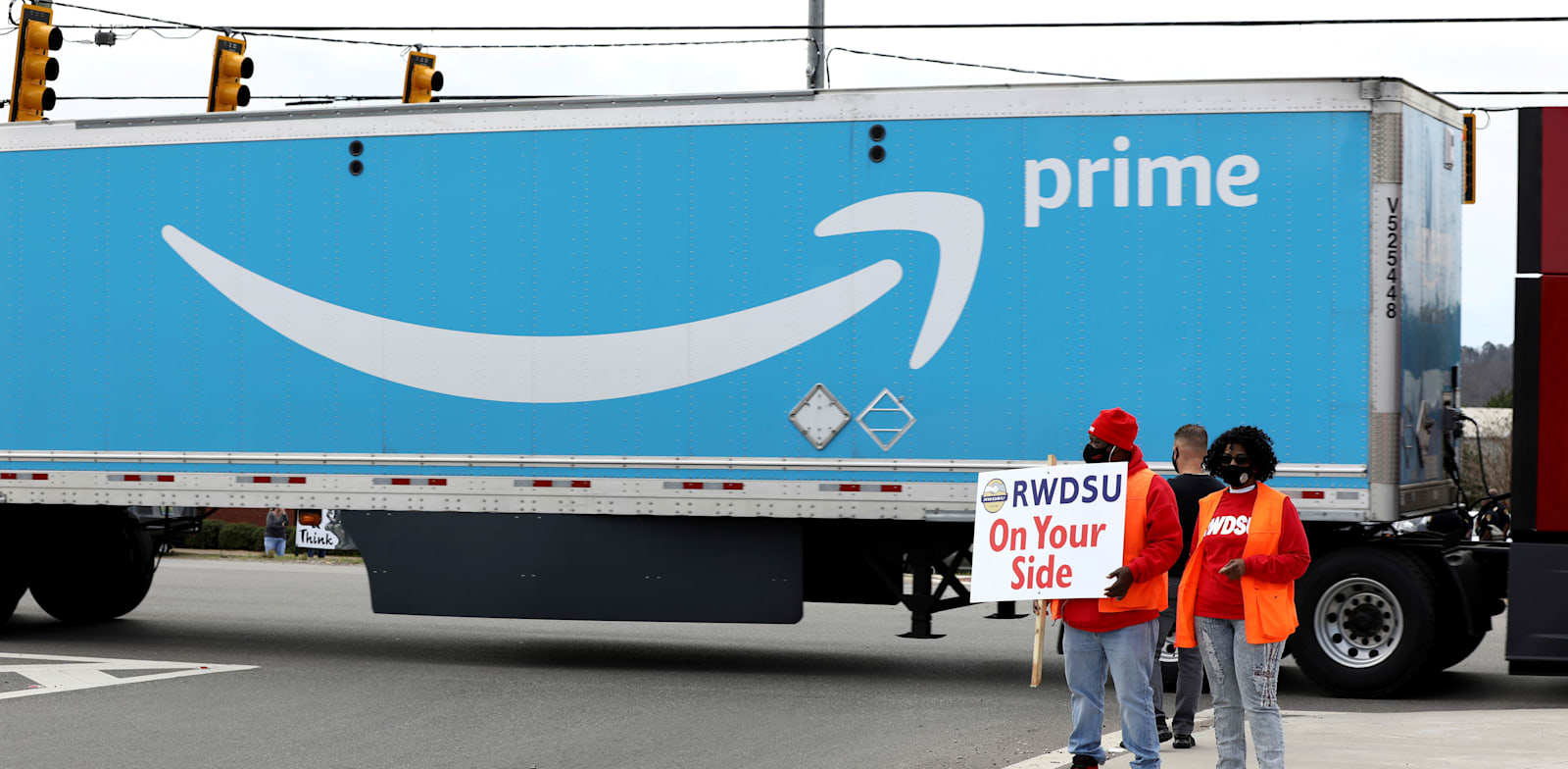 מפגינים מביעים תמיכה בעובדי אמזון, סמוך למרכז בבסמר, אלבמה