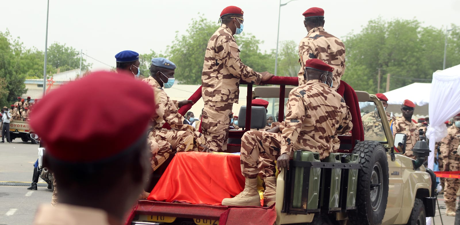 חיילים מובילים את ארונו של נשיא צ'אד המנוח אידריס דבי במהלך הלווייתו הממלכתית בבירה נג'מנה / צילום: Reuters, Oredje Narcisse