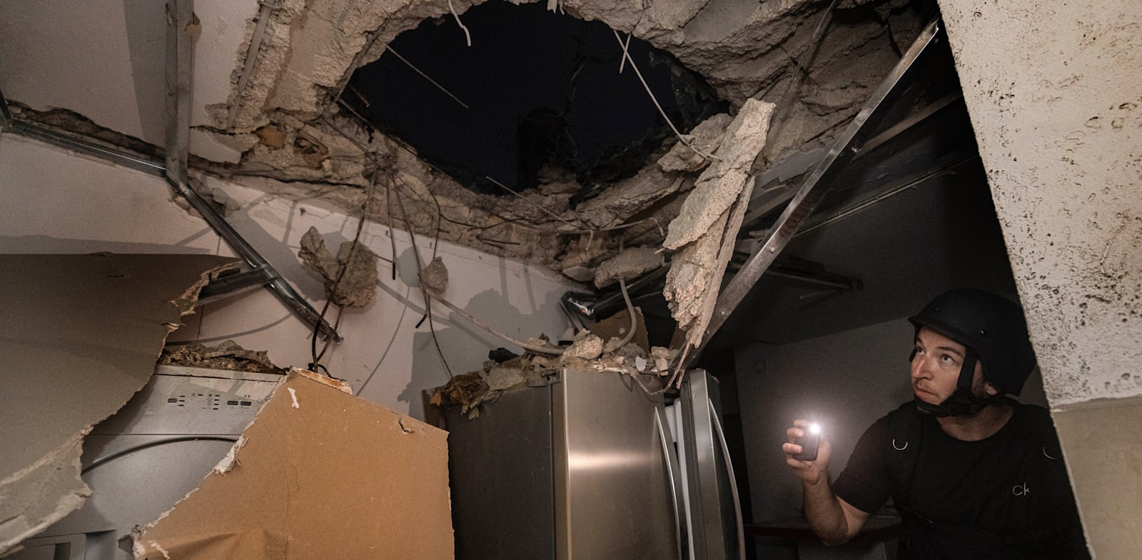 בית שספג פגיעה ישירה באשקלון, אמש / צילום: Associated Press, Tsafrir Abayov